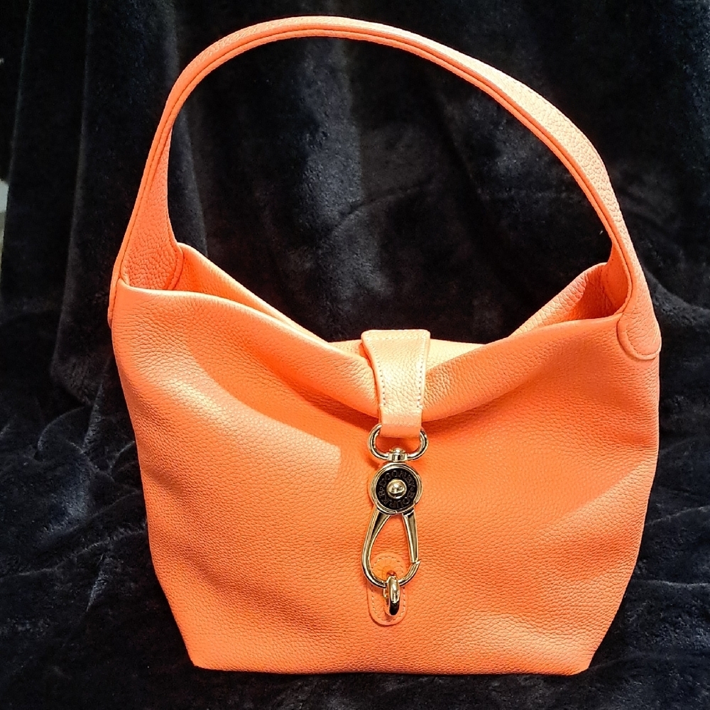 Dooney & Bourke Pebble Grain Small Logo Lock Sac Coral EUC 10×5×11.5